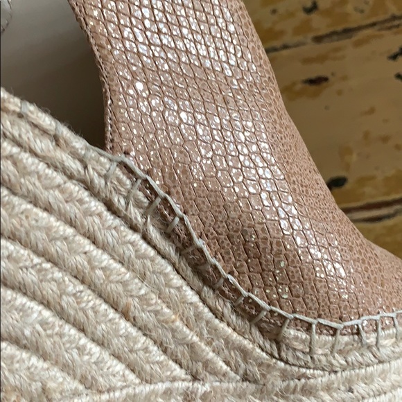💥🆕💥KENNET COLE TAN GOLD ESPADRILLE WEDGES - Picture 6 of 8